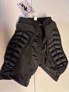 New small Tomshoo protective hip padded shorts for skiing and snowboarding